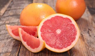 Die Grapefruit fördert den Fettabbau in der Leber