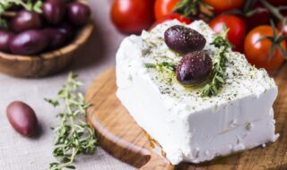 Der Unterschied zwischen Feta, Schafskäse, Hirten- und Balkankäse