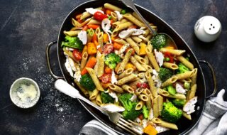 Kichererbsen Nudeln mit Hähnchen, Brokkoli, Möhre und Tomaten