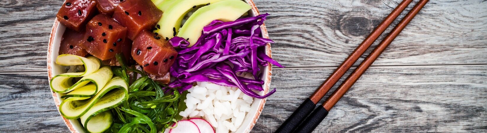 Thunfisch-Poke Bowl mit Gemüse, Seealgen-Salat und Reis