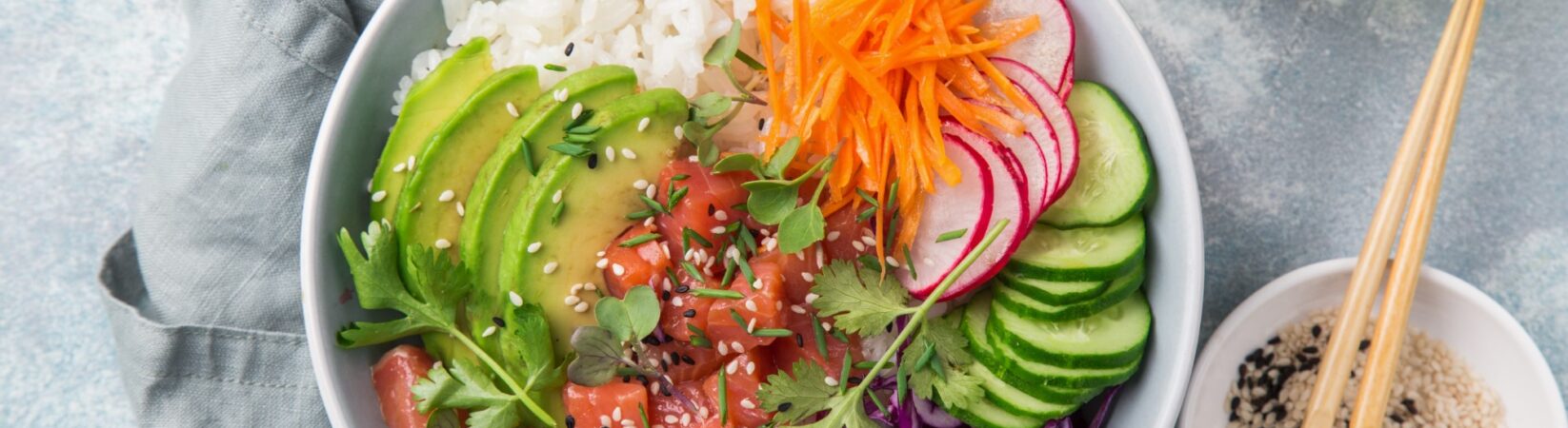 Poke Bowl mit Lachs und Gemüse