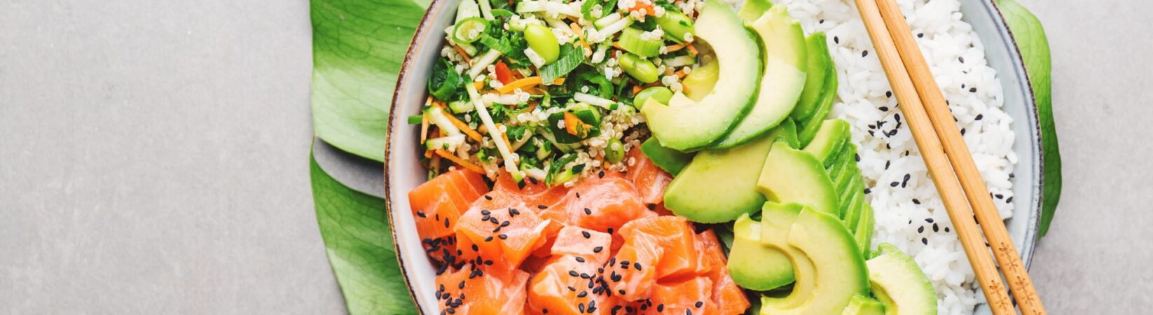 Poke Bowl mit Lachs, Avocado, Reis und Salat