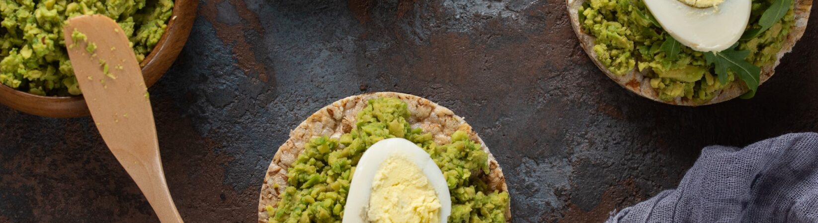 Reiswaffeln mit Avocado-Erbsen-Guacamole