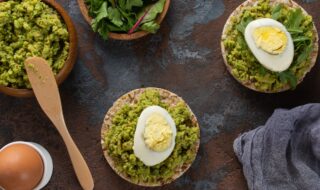 Reiswaffeln mit Avocado-Erbsen-Guacamole