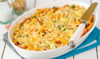Auflauf mit Räuchertofu, Nudeln und Paprika Auflauf mit Räuchertofu, Nudeln und Paprika