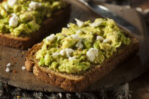 Avocado-Toast mit Feta