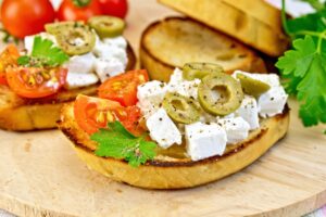 Baguette mit Feta, Tomaten und Oliven