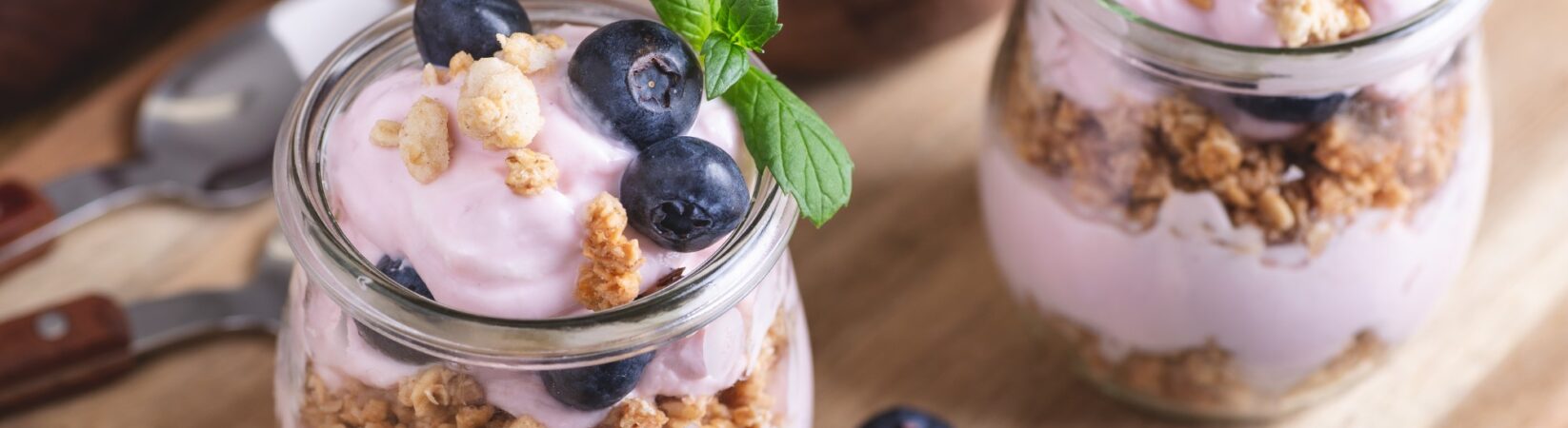 Bananen-Blaubeer-Quarkcreme mit Granola und Walnüssen