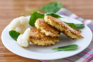 Blumenkohl-Puffer mit Feldsalat