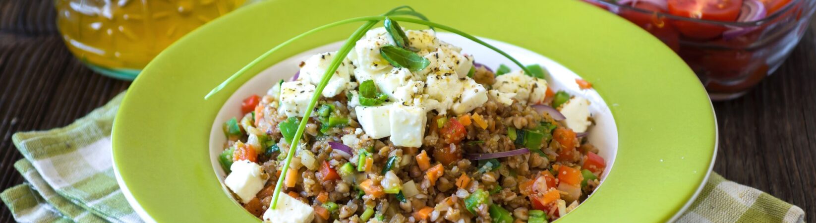 Buchweizen Bowl mit Paprika, Möhren und veganem Fetakäse