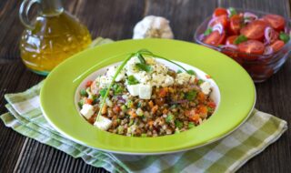 Buchweizen Bowl mit Paprika, Möhren und veganem Fetakäse