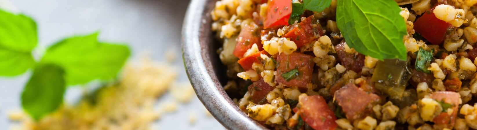 Bulgursalat mit Tomate und Orangen-Pesto-Dressing