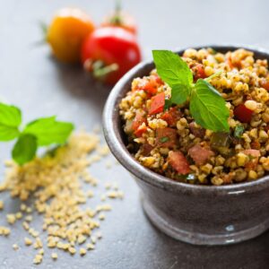 Bulgursalat mit Tomate und Orangen-Pesto-Dressing