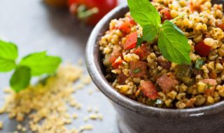 Bulgursalat mit Tomate und Orangen-Pesto-Dressing