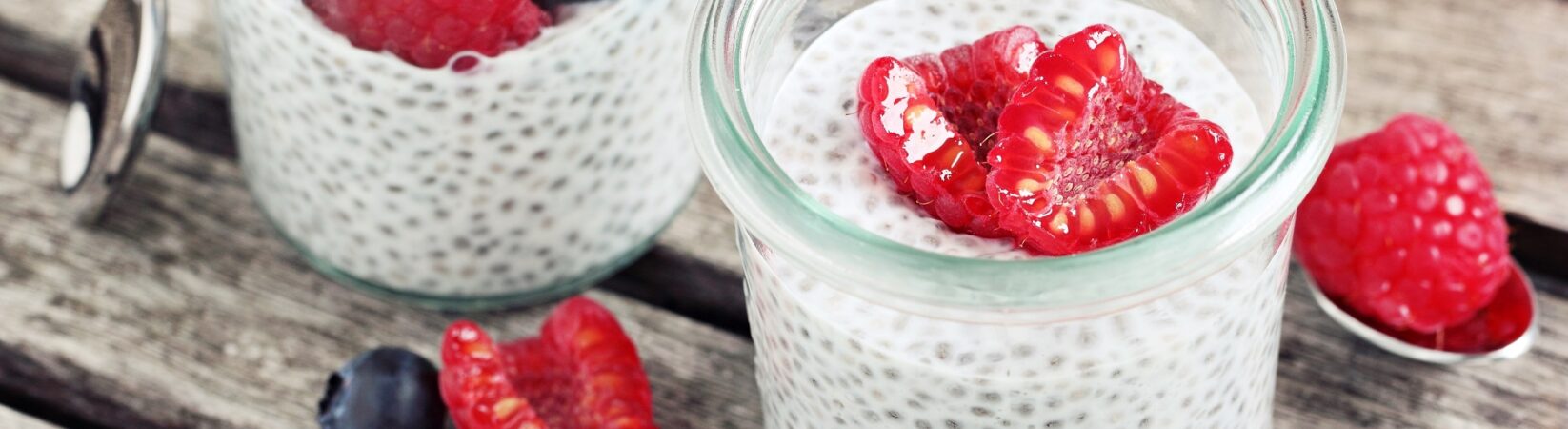 Chiasamenpudding mit Himbeeren und Heidelbeeren