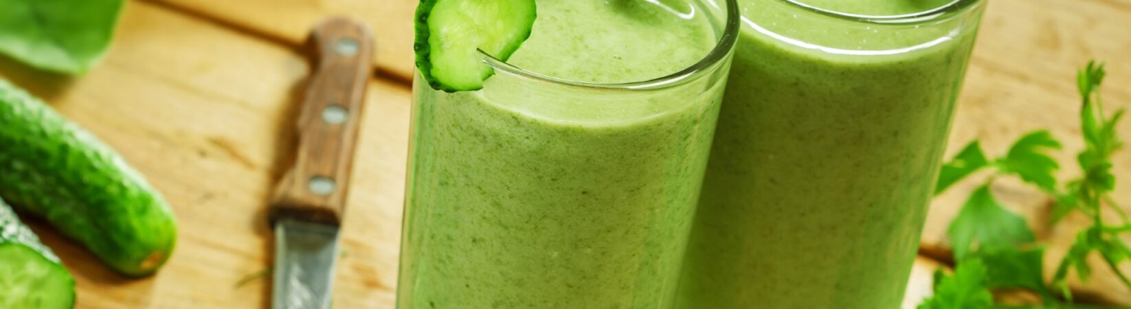 Chiasamen-Smoothie mit Banane, Ananas, Gurke und Spinat