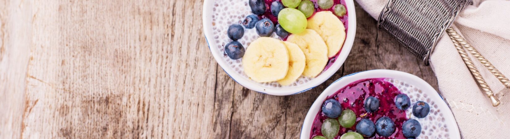 Chiasamenpudding mit Banane, Trauben und Blaubeeren