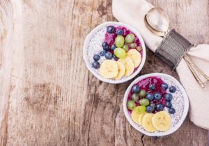 Chiasamenpudding mit Banane, Trauben und Blaubeeren