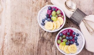 Chiasamenpudding mit Banane, Trauben und Blaubeeren Chiasamenpudding mit Banane, Trauben und Blaubeeren