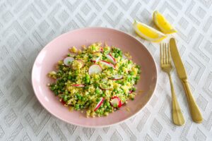 Couscous mit Erbsen, Radieschen und Zitrone