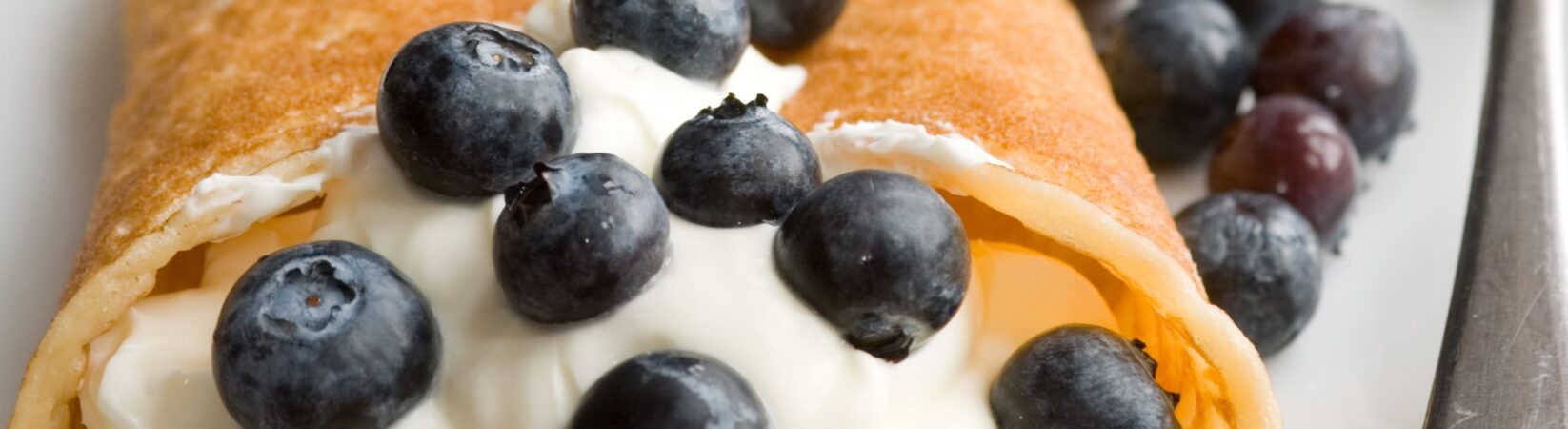 Pfannkuchen mit Blaubeeren und Quarkcreme