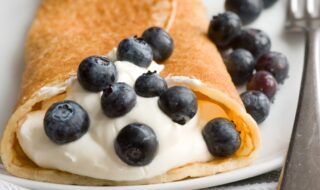 Pfannkuchen mit Blaubeeren und Quarkcreme