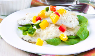 Doradenfilet mit Spinat und Paprika-Gurkensalat Doradenfilet mit Spinat und Paprika-Gurkensalat