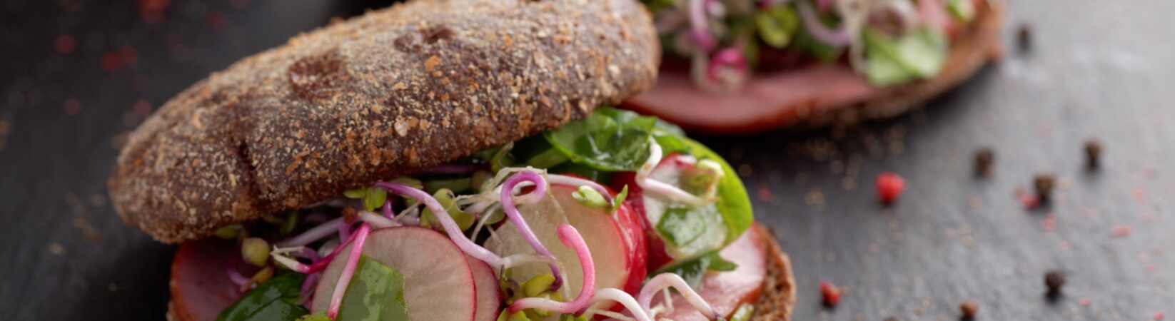 Körnerbrötchen mit Kochschinken, Radieschen und Sprossen