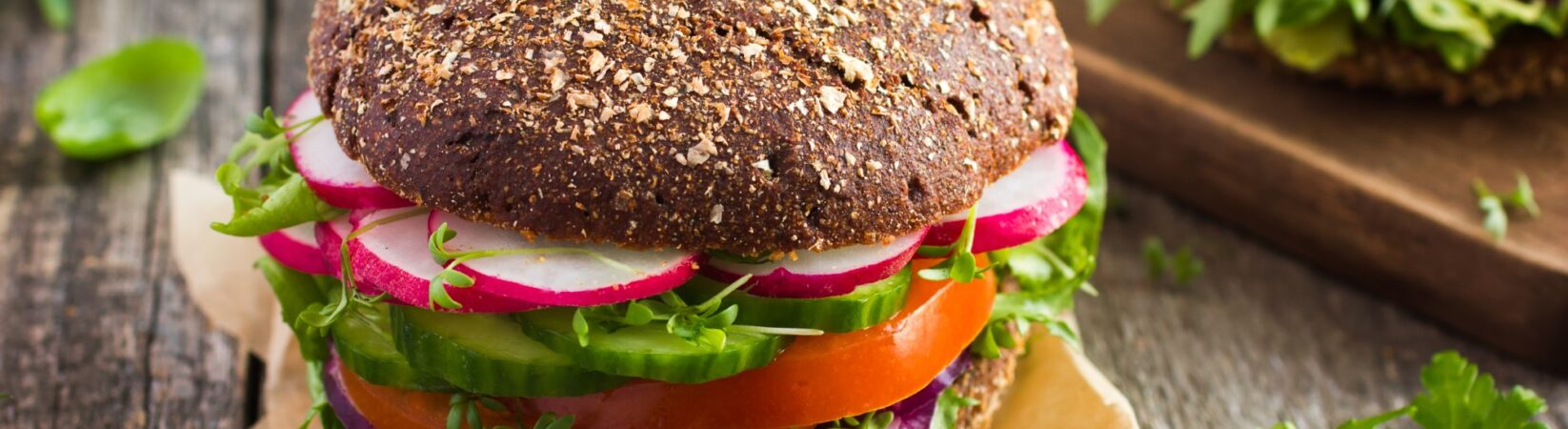 Eiweißbrötchen mit Hüttenkäse, Tomate, Gurke und Radieschen