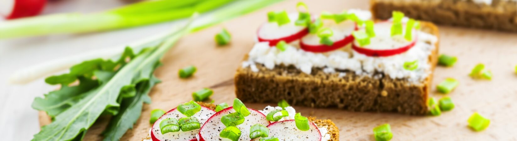 Körnerbrot mit veganer Feta-Creme und Radieschen