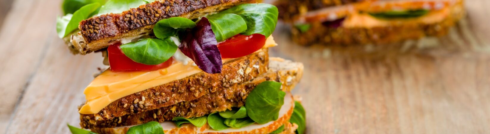 Körnerbrot mit Käse, Pute und Feldsalat