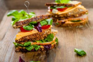 Eiweißbrot mit Käse, Pute und Feldsalat