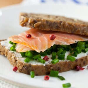 Körnerbrot mit Lachsforelle, Quark und Schnittlauch