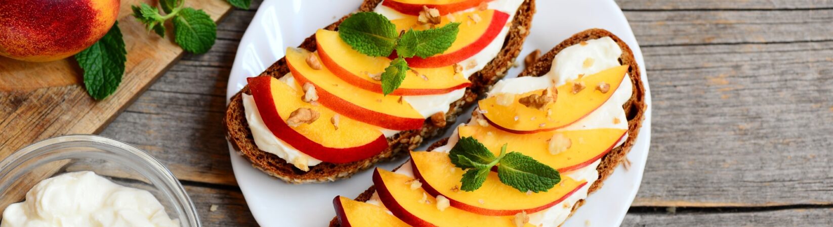 Körnerbrot mit Quark-Creme, Nektarine und Walnüssen