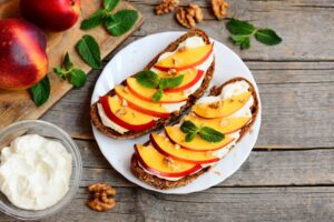 Körnerbrot mit Quark-Creme, Nektarine und Walnüssen