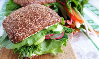 Mehrkornbrötchen mit Quark, Radieschen und Gurke