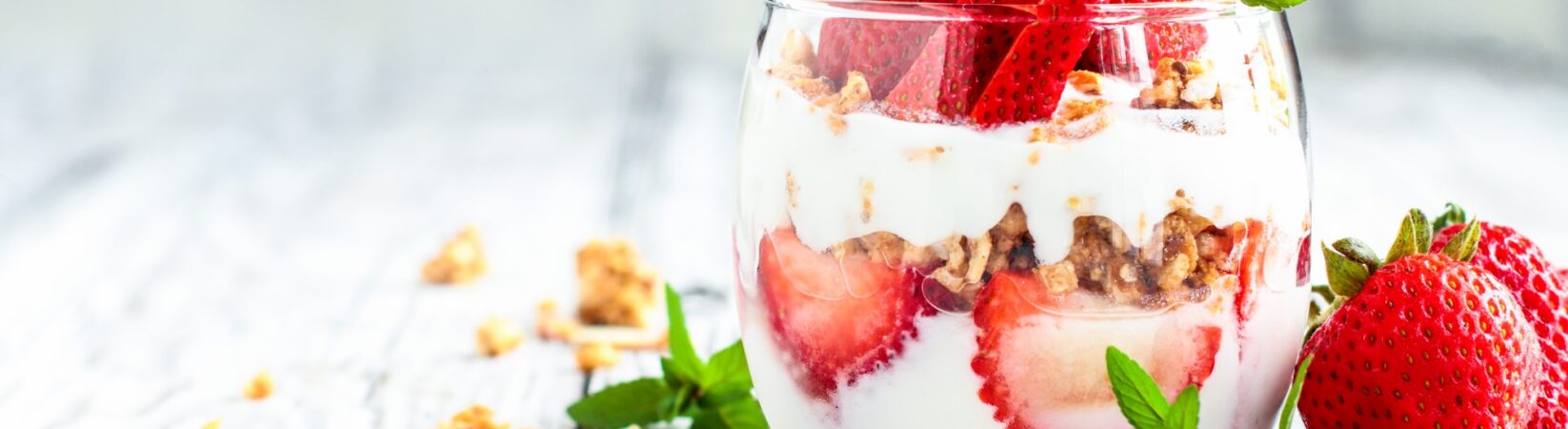 Erdbeer-Quarkcreme mit Granola