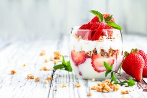 Erdbeer-Quarkcreme mit Granola