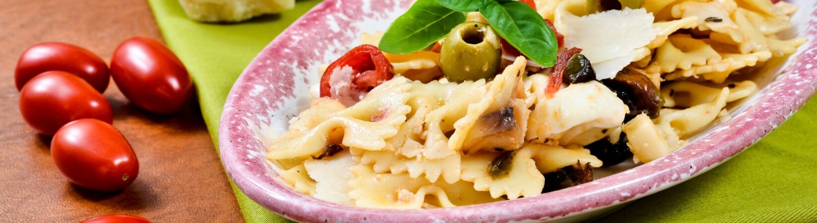 Farfalle mit Kirschtomaten, Oliven und Parmesan