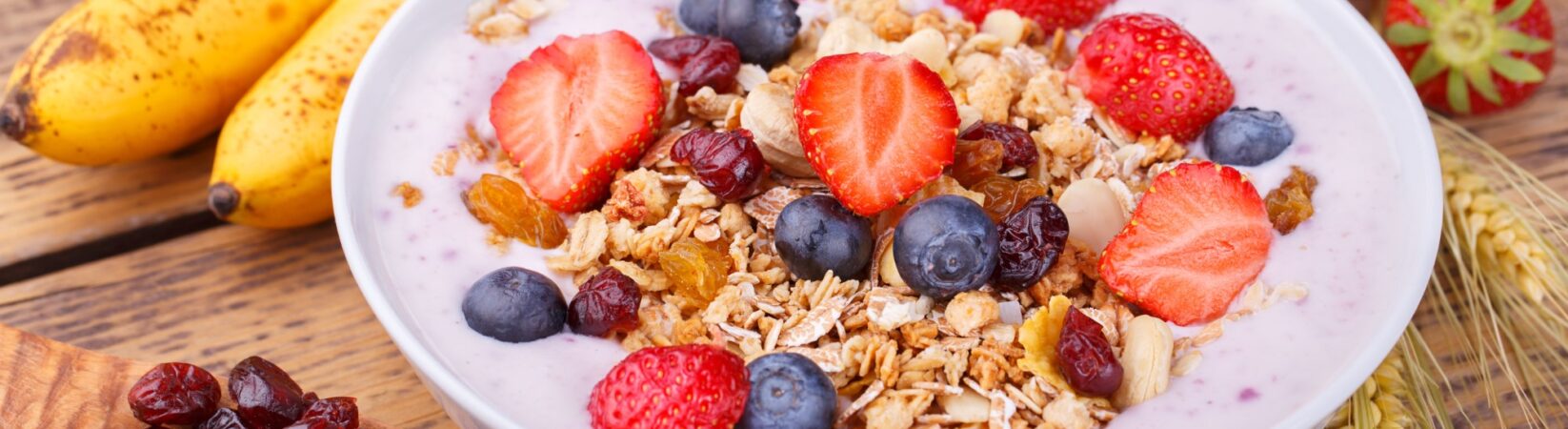 Granola mit Quarkcreme, Banane, Blaubeeren und Erdbeeren