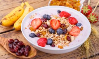 Granola mit Quarkcreme, Banane, Blaubeeren und Erdbeeren