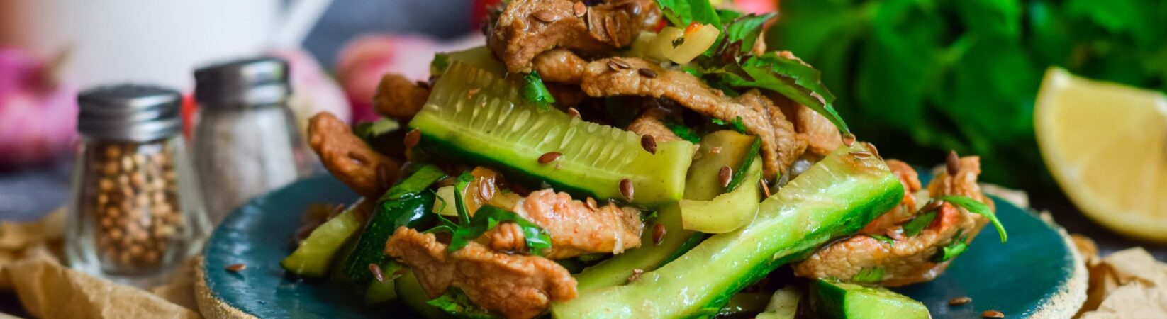 Gurkensalat mit Huhn und Koriander