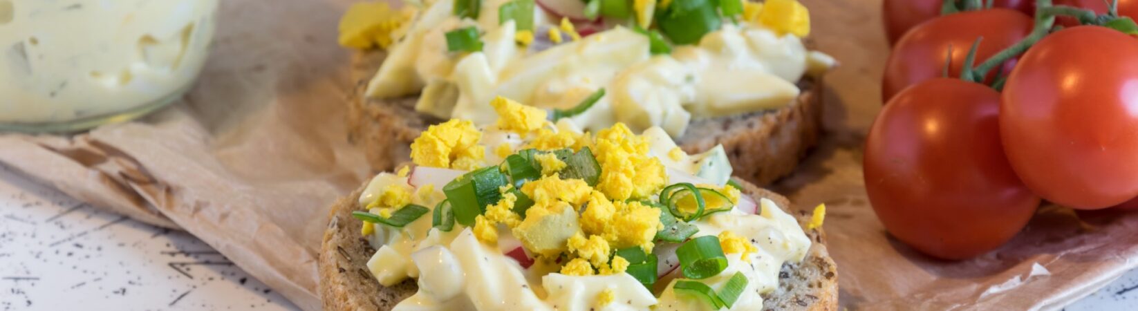 Körnerbrötchen mit Eiersalat und Radieschen