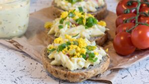 Körnerbrötchen mit Eiersalat und Radieschen