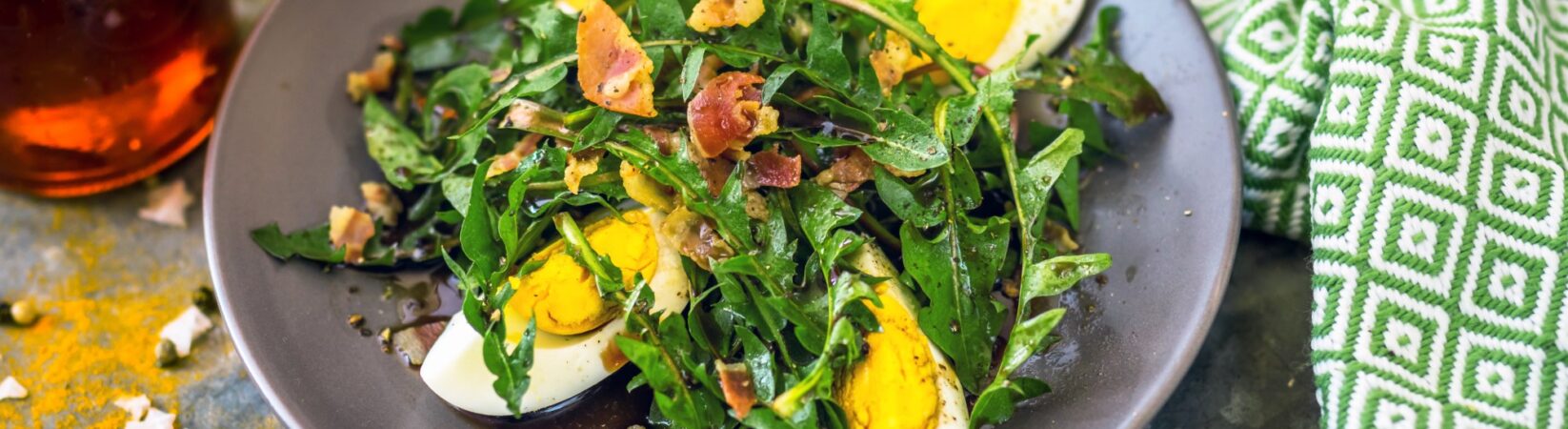 Rucola-Salat mit Bacon, Ei und getrockneten Tomaten