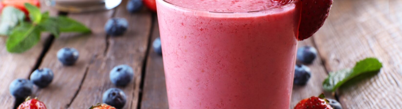 Joghurt-Mandelmilchshake mit Erdbeeren und Blaubeeren