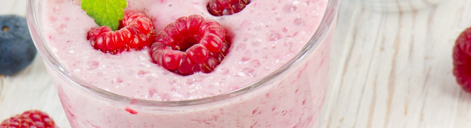 Joghurt-Milchshake mit Beeren und Banane