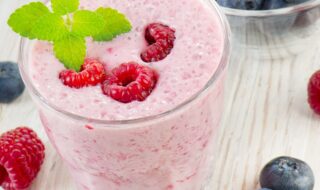 Joghurt-Milchshake mit Beeren und Banane