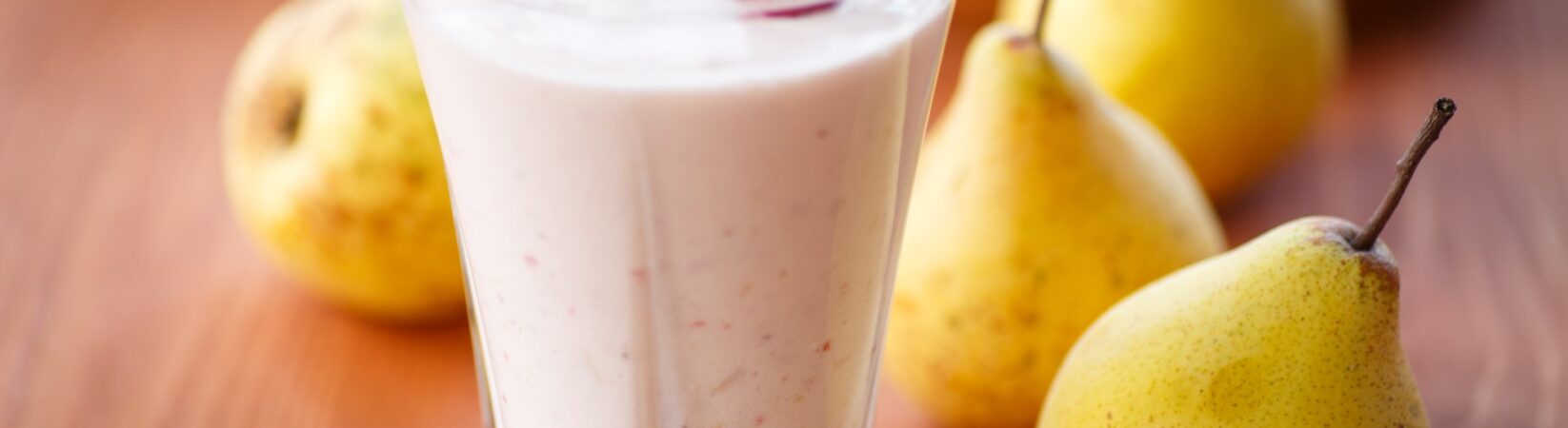 Sojamilchshake mit Birne, Himbeeren, Mandeln und Quark