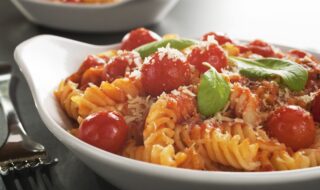 Nudeln mit Tomaten, Basilikum und Pesto Nudeln mit Tomaten, Basilikum und Pesto